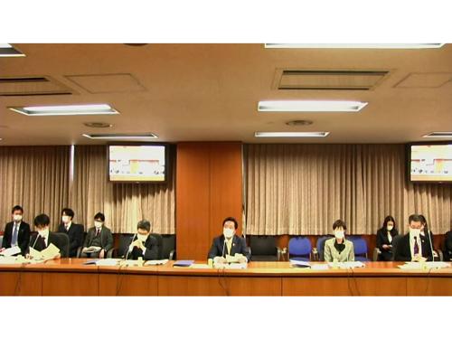 報告書案をベースに委員が意見を交わした